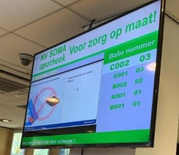 Chiosco per biglietti di coda con touchscreen e stampante termica integrata per soluzioni di accodamento automatico in vari ambienti aziendali